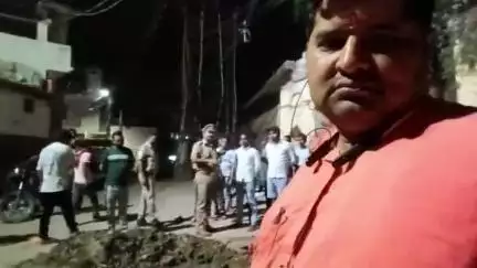 माननीय मुख्यमंत्री जो विद्युत विभाग ने किया गौ हत्यायदि लापरवाही न करतेतो शायद गौ माता की मृत्यु न होती समय रहते पल बदलते पोल से उतर रहा था करंट के पानी के लीकेजके पानी को पीने गई गौ माता करंट लगने से हुई मृत्युकिला मोहल्ला का है मामला