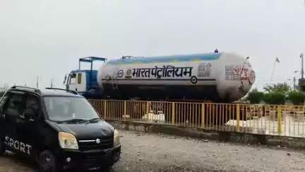 मोहनिया: गुरु नानक होटल के पास भारत पेट्रोलियम के टैंकर के चक्के में लगी आग, कुछ देर के लिए अपरा तफरी का रहा माहौल