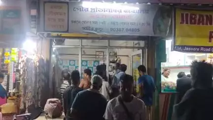 বারাসাত ১: বারাসাতে পৌর প্রতিনিধির বন্ধ কার্যালয়ে লন্ডভন্ড পরিস্থিতি, কে বা কারা করল? কিভাবেই বা ঘটলো এ ঘটনা তদন্ত করছে পুলিশ