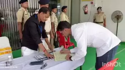 आरा: आरा स्थित ब्लॉक रोड पर ईवीएम/वीवीपैट वेयरहाउस का निरीक्षण डीएम के नेतृत्व में किया गया