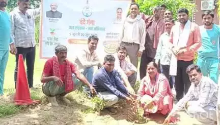 डीग: वंदे गंगा जल संरक्षण जन अभियान के तहत डीग की गोशाला में सफाई कर किया पौधारोपण