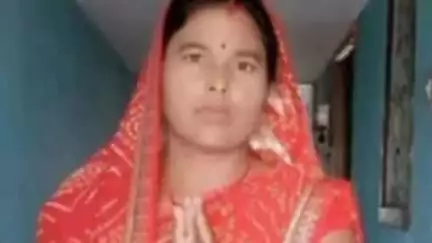 चितरपुर: सोसोकला पंचायत की मुखिया के निधन पर अंतिम संस्कार में पहुंचे पूर्व मंत्री व गिरीडीह सांसद