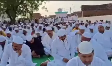 चैनपुर: नौघरा में अल्पसंख्यक कल्याण मंत्री मो जमा खां ने ईद उल अजहा की नमाज अदा कर आपसी भाईचारे का दिया संदेश