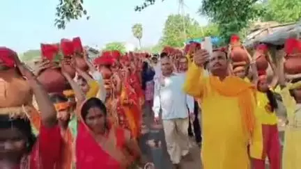 खड़गपुर: आदर्श भवन खैर में रामधुन यज्ञ के लिए निकली कलश यात्रा, विधायक ने फीता काटकर किया उद्घाटन