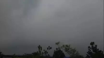 কৃষ্ণনগর ১: আবহাওয়া দপ্তরের তথ্য অনুযায়ী কৃষ্ণনগর সহ নদীয়া জুড়ে হলুদ সতর্কতা জারি,৪০ থেকে ৫০ কিমি বেগে ঝড় ও বৃষ্টির সম্ভাবনা