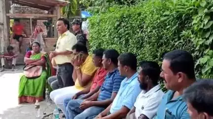 কুমারগ্রাম: বন্ধ হয়ে যাওয়া তুরতুরি চা-বাগানে এসে শ্রমিকদের সঙ্গে কথা বললেন কুমারগ্রামের বিধায়ক