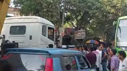 महुआ: महुआ ताजपुर सड़क मार्ग पर कुशहर चौक के पास ट्रक की टक्कर से हंगामा