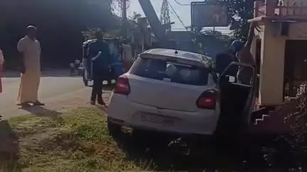 പുനലൂർ: കുരിശുംമൂട് ഭാഗത്ത് നിയന്ത്രണം വിട്ട കാർ കുരിശടിയുടെ മതിലും ഇലക്ട്രിക് പോസ്റ്റും ഇടിച്ച് തകർത്തു