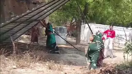 जौनपुर: सुरहुरपुर में करकट गिराने और पाइप उखाड़ने का वीडियो वायरल, पुलिस पर मदद न करने का आरोप