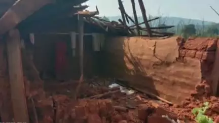 चाईबासा: सारंडा के जंगली इलाके में हाथी का कहर, ग्रामीणों के घर तोड़े