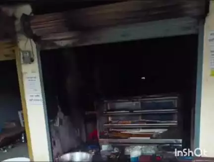 टांडा: रफीगंज बाजार में मिष्ठान की दुकान में शॉर्ट सर्किट से लगी आग, हजारों का सामान जलकर हुआ राख
