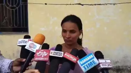 ବରଗଡ: ପଞ୍ଚାୟତ କଲେଜ ଲେକଚର କଲୋନୀ ପଛପଟେ ହୋଇଥିବା ହତ୍ୟା ଘଟଣାକୁ ନେଇ ପ୍ରତିକ୍ରିୟା ରଖିଲେ ମୃତକଙ୍କ ଭଉଣୀ, ହତ୍ୟାକାରୀକୁ ଗିରଫ ପାଇଁ କଲେ ଦାବୀ
