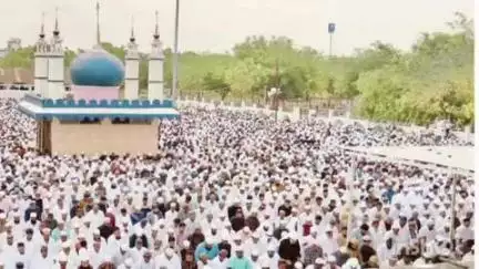 यवतमाळ: यवतमाळ जिल्ह्यात सर्वत्र बकरी ईद साजरी,मुस्लिम बांधवांनी आलिंगन देऊन दिल्या एकमेकांना शुभेच्छा