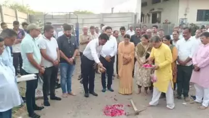 ભરૂચ: ભોલાવ ખાતે સ્ટેટ હાઈવે થી કામધેનુ સોસાયટીને જોડતા  ૫૦ લાખના ખર્ચે બનનાર CC રોડનું ખાતમુહૂર્ત ધારાસભ્યના હસ્તે કરાયું