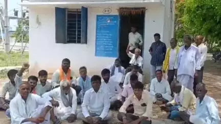 పెద్ద కొడప్​గల్​: పెద్ద కొడఫ్గల్ విద్యుత్తు ఉప కేంద్రం ఎదుట రైతుల ధర్నా.