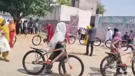 नूह: गांव चक रंगाला में अल खैर ट्रस्ट ने स्कूली बच्चियों को साइकिल देकर बकरा ईद मनाई