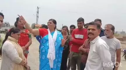 शाहपुर: कुंडी टोल प्लाजा पर स्थानीय लोगों को छूट न मिलने पर विधायक गंगा उइके ने टोल प्लाजा पर पहुंचकर जताई नाराज़गी