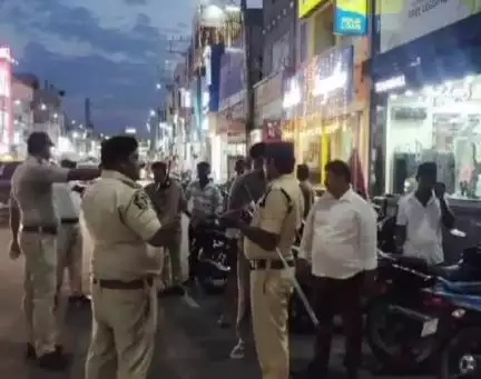 బాపట్ల : ద్విచక్ర వాహనాలు నడిపేవారు తప్పనిసరిగా హెల్మెట్ ధరించాలని సూచించిన ఎస్సై విజయ్ కుమార్
