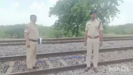 ఆదోని: కుప్పగల్, కోసిగి రైల్వే ట్రాక్ మధ్య మతిస్థిమితం సరిగా లేని మహిళ రైలు కిందపడి ఆత్మహత్య