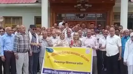 घुमारवीं: HRTC के सेवानिवृत्त कर्मचारियों ने आज घुमारवीं में सरकार के खिलाफ जमकर आक्रोश जताया, जिला प्रधान NR ठाकुर की अगुवाई में
