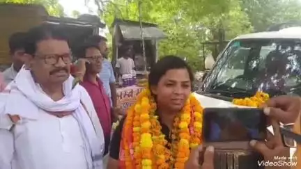 चुनार: आपरेशन सिंदूर के दौरान बार्डर पर तैनात महिला बीएसएफ पल्लवी का घर पहुंचने पर चुनार में हुआ भव्य स्वागत