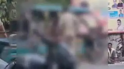 प्रतापगढ़: कौलापुर मधवापुर गांव में प्रेमिका से मिलने गए डिलीवरी मैन को ग्रामीणों ने जमकर पीटा, पुलिस को दी लूट की सूचना