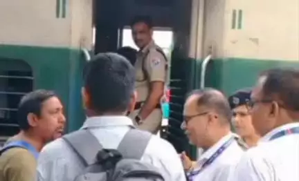 मुगलसराय: डीडीयू रेल मंडल में टिकट चेकिंग अभियान के दौरान 1488 यात्री बिना टिकट पकड़े गए, ₹870000 का वसूला गया जुर्माना