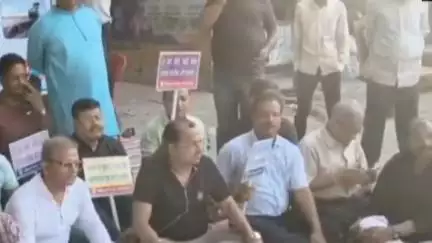 मोतिहारी: चेंबर ऑफ कॉमर्स के तत्वाधान में जानपुल चौक से मीना बाजार चौक तक सड़क की ऊंचाई बढ़ाने के विरोध में धरना प्रदर्शन