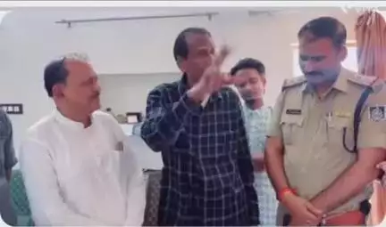 निवाड़ी: ईद-उल-अधा पर चेयरमैन और टीआई मास्टर शमशुद्दीन खान को बधाई देने उनके निवास पर पहुंचे