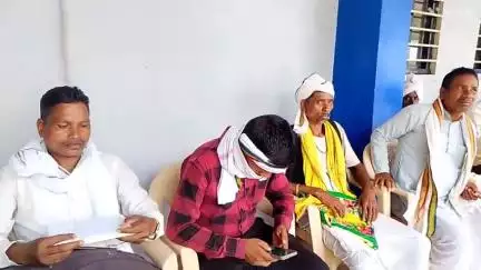 मंडला: ग्राम पंचायत भैंसवाही में बिजली-पानी की समस्या, ग्रामीणों ने ज़िला योजना भवन में कलेक्टर को दिया आवेदन