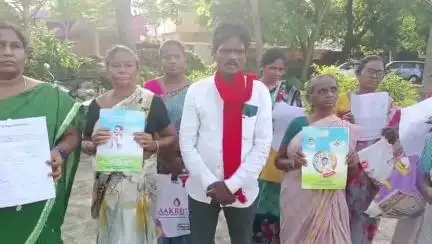 పిఠాపురం: కూటమి ప్రభుత్వం0 రెండు సెంట్లు ఇళ్ల స్థలం బాధితులకు అందించాలి సిపిఐ టౌన్ కార్యదర్శి సాకా రామకృష్ణ