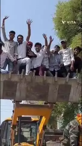 महिदपुर: झुटा़वद में अग्निवीर की ट्रेनिंग पूरी कर घर लौटने पर ग्रामीणों ने तिरंगा फहराकर किया स्वागत