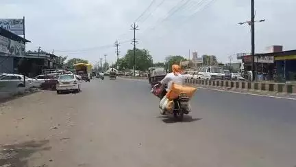धुळे: चाळीसगाव रोड युनिटी सर्कल जवळ  स्कार्पिओला पाठिमागुन दुचाकीची धडक दोन तरुण जखमी चाळीसगाव रोड पोलीसात गुन्हा दाखल