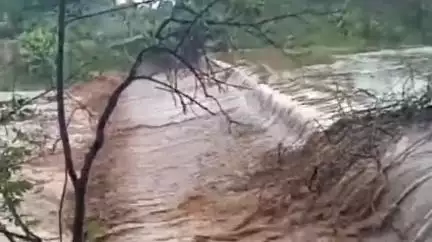 మంత్రాలయం: పెద్ద కడబూరు మండలంలోని పలు గ్రామాలలో కురిసిన భారీ వర్షానికి పొంగిపొర్లిన వాగులు వంకలు