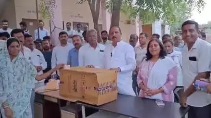 शहादा: माजी मंत्री आमदार डॉ विजयकुमार गावित यांच्या हस्ते बोराळे गावात कामगारांना भांडे संच वितरण