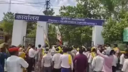 कवर्धा: दशरंगपुर सरपंच के साथ अभद्रतापूर्ण व्यवहार के विरोध में गोंडवाना समाज ने एसपी कार्यालय में सौंपा ज्ञापन