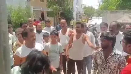కామారెడ్డి: పట్టణంలో దొంగకు దేహశుద్ధి చేసి పోలీసులకు అప్పగించిన కాలనీవాసులు