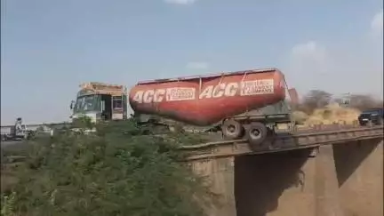 इंद्रगढ़: पापड़ी मेज नदी पुलिया पर फ्लाई ऐश से भरा टेंकर अटका, प्रेशर सिस्टम फेल होने से बिगड़ा संतुलन, दोनों तरफ लंबा जाम लगा
