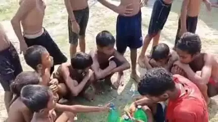 नाथनगर: रसीदपुर में सुरक्षित तैराकी प्रशिक्षण कार्यक्रम का आयोजन, बच्चों को सिखाया गया बोतल राफ्ट बनाना