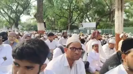 जळगाव: बकरी ईद निमित्त मुस्लिम समाज बांधवांतर्फ ईदगाह मैदानावर नमाज अदा