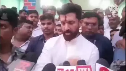 कुढ़नी: तुर्की थाना क्षेत्र में केंद्रीय मंत्री चिराग पासवान पीड़ित परिवार से मिलने पहुंचे
