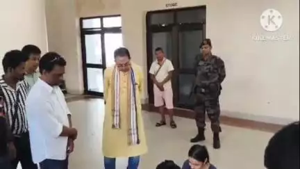 ধর্মনগর: বিবেকানন্দ সার্ধশতবার্ষিকী ভবনে অঙ্কন প্রতিযোগিতায় শিল্পীদের উৎসাহ বাড়াতে উপস্থিত বিধায়ক