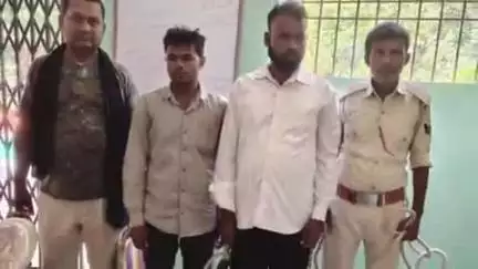 पताही: पुलिस ने एक गांव में नाबालिग लड़की से गैंग रेप मामले में फरार अभियुक्त को कोदरिया गांव से गिरफ्तार कर जेल भेजा