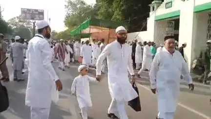 कानपुर: कानपुर में बेनाझाबर स्थित बड़ी ईदगाह में एक लाख से अधिक लोगों ने अदा की बकरीद की नमाज