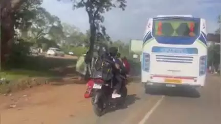 உதகமண்டலம்: சுற்றுலாப்பயணிகளிடமிருந்து பறிமுதல்செய்யபடும்  பிளாஸ்டிக் பாட்டில்கள்வனப்பகுதிசாலையோரம் குவியலாய்வனஆர்வலர்கள் அதிருப்தி