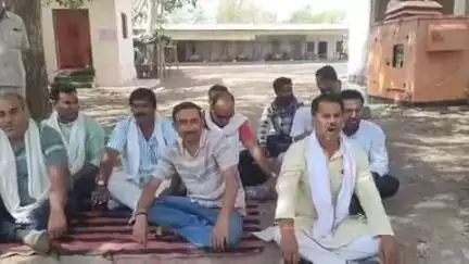रामपुर बघेलान: रामपुर बघेलान में तहसीलदार के खिलाफ कांग्रेस कार्यकर्ताओं और जनता का धरना