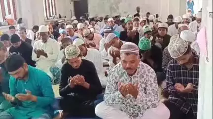 हथुआ: हथुआ में धूमधाम से मनाई गई ईद-उल-अजहा, मस्जिदों में उमड़े नमाज़ी
