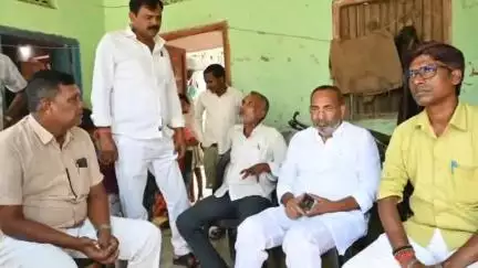 चकिया पिपरा: वाटगंज निवासी वेदप्रकाश सहनी के भाई की बैंगलोर में असामयिक मृत्यु, विधायक श्यामबाबू प्रसाद यादव ने परिजनों से की मुलाकात