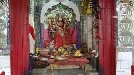 बांधवगढ़: उमरिया जय स्तंभ स्थित मां वैष्णो देवी मंदिर में पंडितों ने विधि-विधान से उतारी आरती, प्रसाद का वितरण हुआ