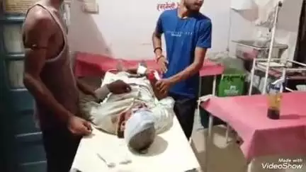 लालगंज: सोठिया चौराहे के पास अनियंत्रित बाइक सवार सड़क किनारे गड्ढे में गिरकर घायल, चिकित्सक ने मंडलीय अस्पताल किया रेफर